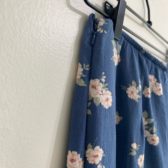 American Eagle Floral Mini Skirt - Size Small - Trendy & Chic - Picture 7 of 9